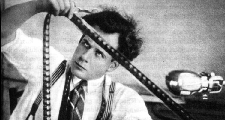entwicklung-der-videobearbeitung-sergei-eisenstein Sergei Eisenstein betrachtet einen Filmstreifen beim Videoschnitt
