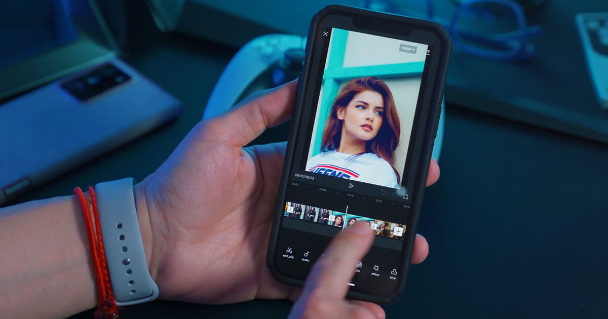 Kostenlose mobile Videobearbeitungs-Apps_featured image Ein Mann nutzt mobile Videobearbeitungs-Apps zum Schneiden von Filmmaterial