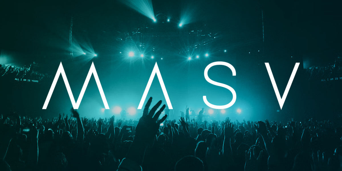 masv-konzert-open-graph Ein Bild von Fans, die ein Konzert besuchen, mit dem MASV-Logo überlagert