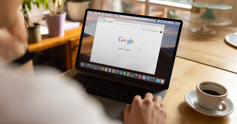 MASV-업로드 방법-더 빠른 브라우저-Google 한 남성이 브라우저 창을 사용하여 노트북에서 Google을 엽니다.