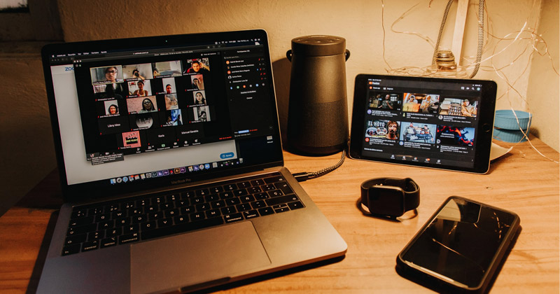 MASV-Portals-Global-Conference-Move-Thousands-Video-Virtual-conference Laptop auf einem Schreibtisch mit einer virtuellen Besprechung auf dem Bildschirm