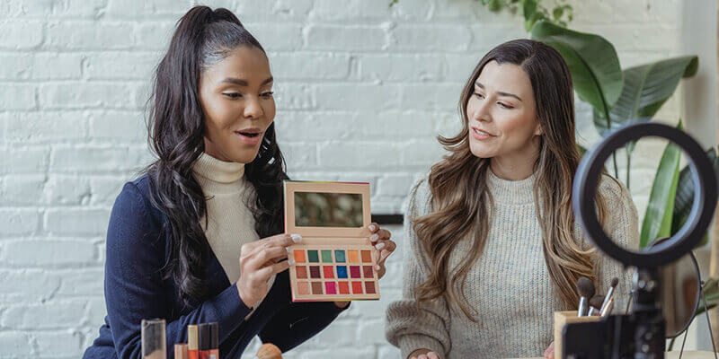 video-marketing-beauty-influencers Beauty influencers test a color palette on camera