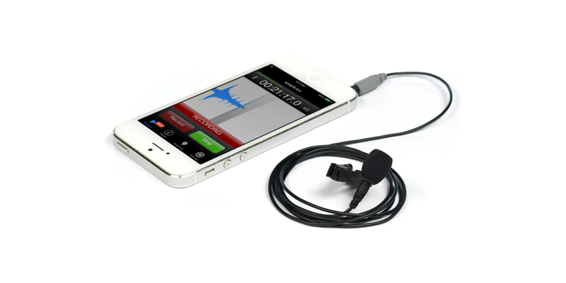 best microphones_smartlav People in a coffee shop use public wi-fi